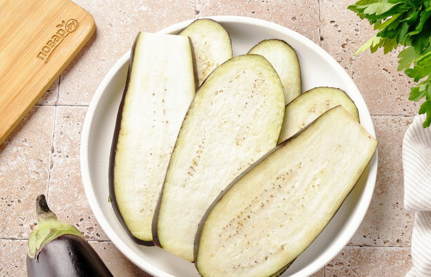 1. Этап. Рулет из баклажанов с сыром и корейской морковью: Баклажаны помойте и нарежьте пластинами толщиной 3-4 мм.