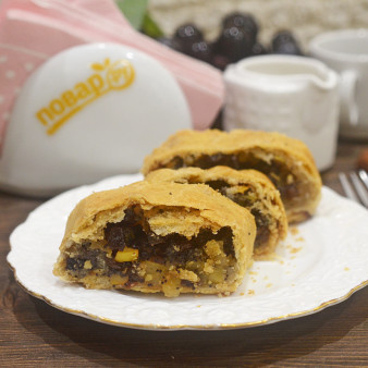 Штрудель с айвой, яблоками и маком