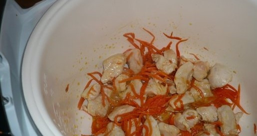 1. Этап. Куриная грудка с морковью: 4. Обжаривайте до тех пор, пока куриное мясо полностью не изменит цвет (по желанию), можно до появления золотистой корочки.