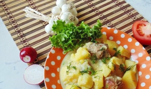 1. Этап. Свинина со сметаной и картофелем: 4. Блюдо красиво уложите на тарелку и украсьте зеленью. Вот и все, секреты как приготовить свинину со сметаной и картофелем.