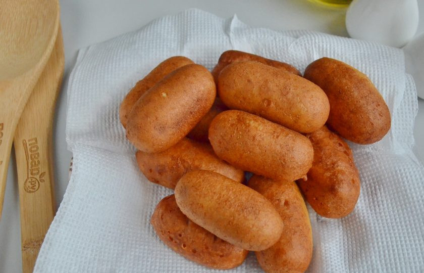 1. Этап. Мини корн-доги: Готовые корн-доги шумовкой достаньте из масла и положите на салфетки, чтобы убрать лишний жир.