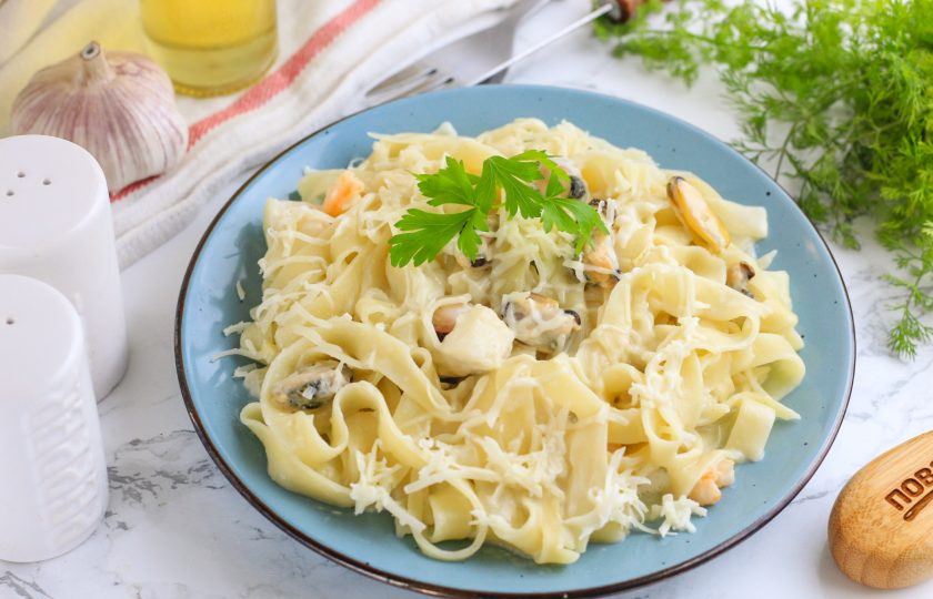 1. Этап. Сырно-сливочная паста с морепродуктами: Выложите ее на тарелку и подайте к столу горячей, присыпав оставшимся сыром.