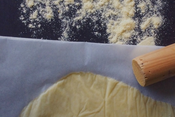 1. Этап. Чипсы из тортильи (плюс рецепт тортильи): 4. Раскатайте каждый шарик между 2 листами пергамента в очень тонкую лепешку.