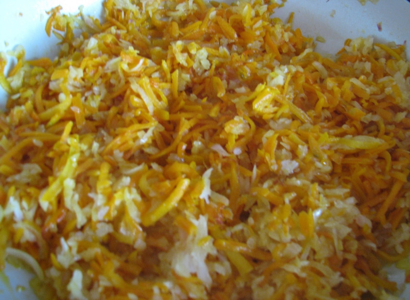 1. Этап. Салат на зиму с рыбой: 3. Лук и морковь обжарим на растительном масле до золотистости. Затем добавим помидоры, перловку, рыбу, соль и сахар. Обжарим все вместе, добавим томатный сок и прокипятим.