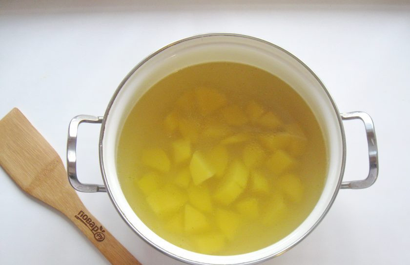 1. Этап. Борщ с языком: У меня борщ на курином бульоне. Влейте его в кастрюлю и выложите нарезанный картофель.