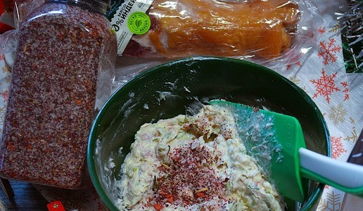 1. Этап. Масло с копчёной индейкой и зеленью: Добавить немного ароматной соли, перемешать.