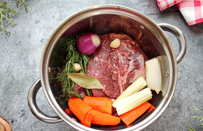 1. Этап. Говяжьи щечки: В кастрюлю выложите вымытые говяжьи щечки, целую головку лука, порезанную на части морковь и сельдерей. Добавьте в кастрюлю очищенные зубчики чеснока, зелень и лавровый лист.