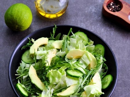 1. Stage. Avocado Salad: Peel and cut avocados into slices, add to salad and pour over lemon juice.