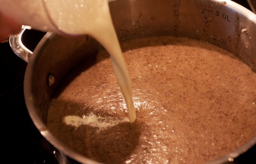 1. Этап. Быстрый суп без мяса: 10. Постоянно помешивая суп, ввести сливочно-яичную смесь и через минуту снять кастрюлю с огня.