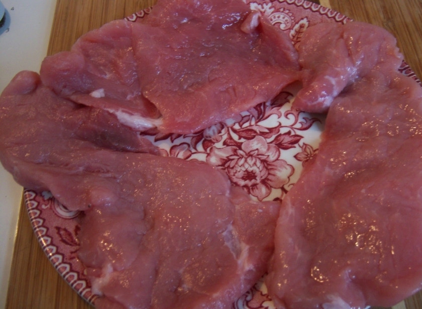 1. Этап. Отбивные в мультиварке: Итак, рассказываю вам простой рецепт приготовления отбивных в мультиварке: 1. Мясо моем, чистим от прожилок, нарезаем на порционные куски.