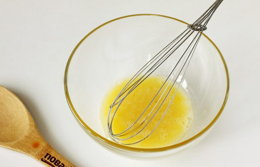 1. Этап. Заливной луковый пирог: В глубокой миске взбейте яйцо с 0,5 ч.л. соли.