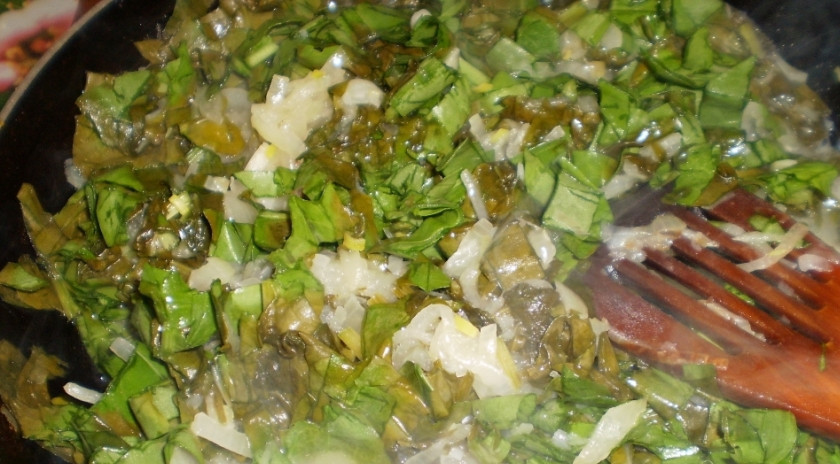 1. Этап. Щавель тушеный: 2. Добавим сок одного лимона, давленый чеснок и специи. Перемешаем и немного протушим, чтобы щавель потемнел.