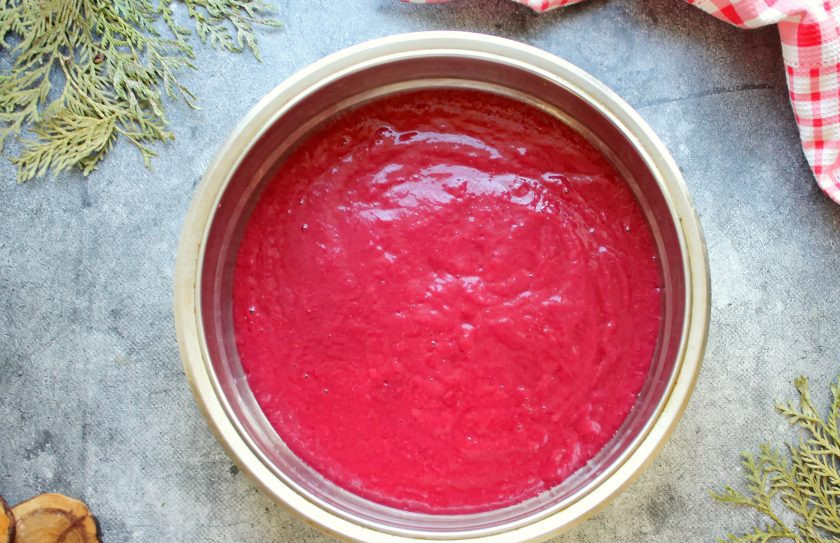 1. Этап. Перетертое варенье: Протрите ягодное пюре через сито, жмых нам не понадобится.