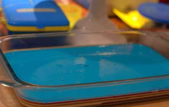 1. Этап. Желе слоями: 8. Вылейте последний слой и отправьте форму в холодильник на несколько часов до застывания.