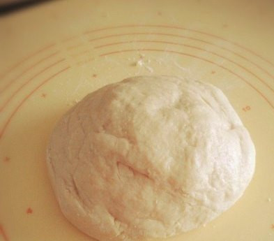 1. Этап. Пышки на сгущенке: Замешиваем до тех пор, пока тесто не станет эластичным.