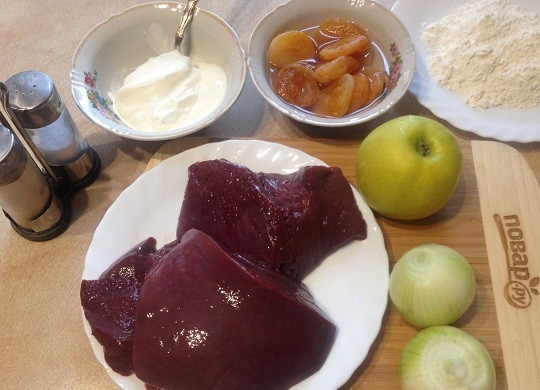 1. Этап. Говяжья печень с курагой и яблоком: 1. Подготовим необходимые для приготовления продукты. Яблоко лучше взять твердое и слегка кислое, если любите лук, можно взять и побольше.