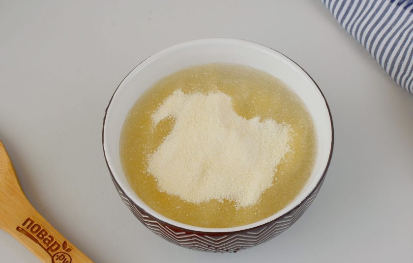 1. Этап. Желейный торт: Замочите 40 грамм желатина в 300 мл. холодной воды, дайте постоять.