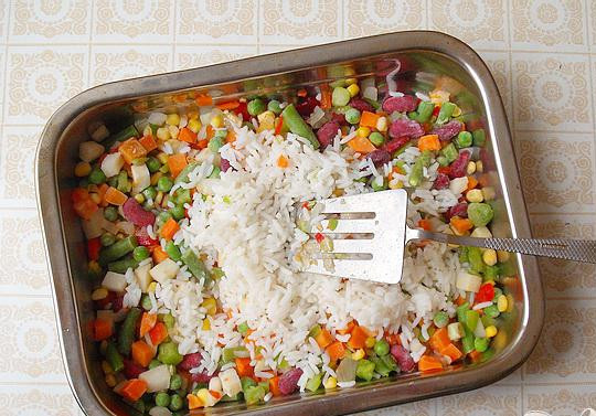 1. Этап. Запеченная скумбрия в мексиканском стиле: 3. Тщательно промываем рис, заливаем его водой и на сильном огне ставим рис вариться. После того как вода закипит, огонь уменьшаем и минуты три варим еще. Не даем свариться рису полностью. Воду сливаем и добавляем рис к овощам, туда же добавляем мелко нарезанного чеснока, и все хорошенько перемешиваем.