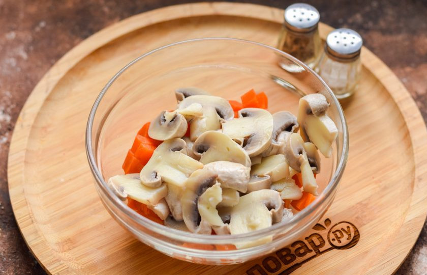 1. Этап. Салат Голландский: Маринованные шампиньоны нарежьте пластинами и переложите в миску к моркови.