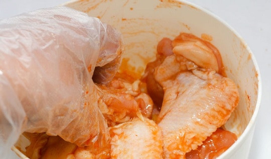 1. Этап. Маринад для крылышек барбекю: 3. После туда же добавьте все остальные ингредиенты маринада: соевый соус, рисовый уксус, сахар, кетчуп и перец чили. Все как следует перемешайте.