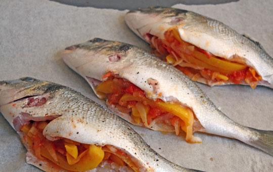 1. Этап. Дорада с овощами: Выкладываем фаршированную овощами дораду на противень, застланный пекарской бумагой и слегка смазанный оливковым маслом.