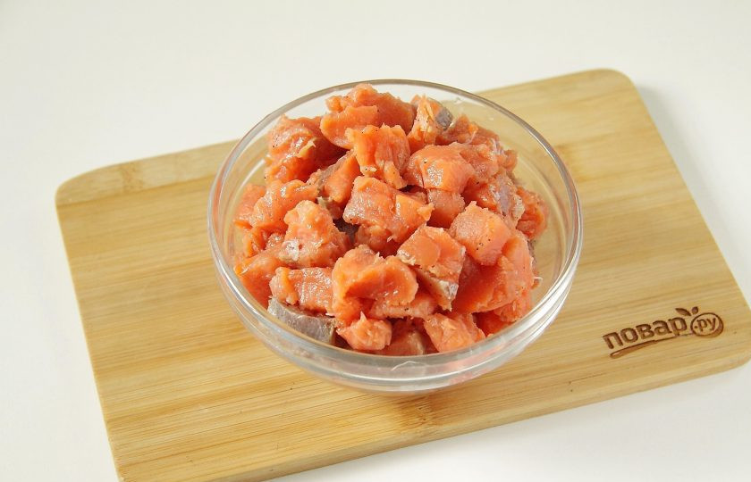 1. Этап. Салат Суши: Красную рыбу нарежьте небольшими кусочками.