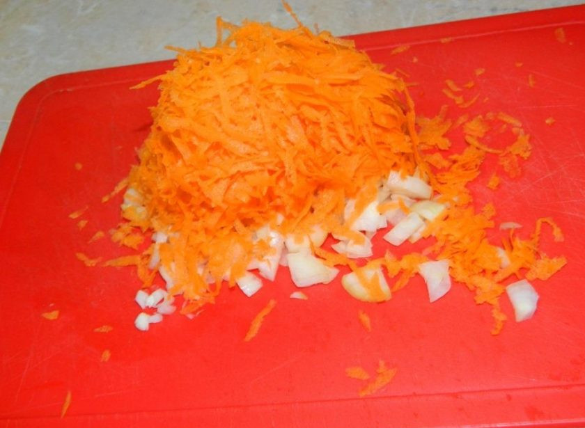 1. Этап. Мясная сковорода с рисом и кабачками: Добавьте измельченные лук и морковь. Обжаривайте в течение 2-3 минут.