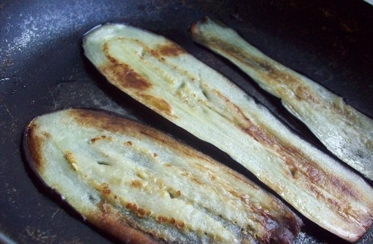 1. Этап. Рулетики из баклажанов с брынзой: Баклажаны мойте и нарежьте полосками шириной в полсантиметра. Посолите их, чтобы ушла горечь. Поджарьте баклажаны на растительном масле с обеих сторон по паре минут.