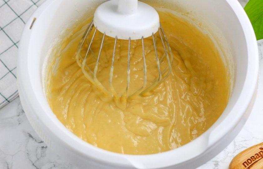 1. Этап. Ванильные капкейки: У вас должно получиться бархатистое тесто, практически глянцевое, на котором будет оставаться след от венчика.