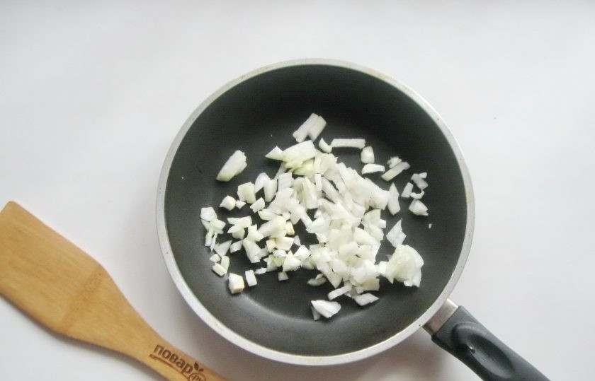 1. Этап. Солянка Ростовская: В это время мелко нарежьте лук и выложите в сковороду.