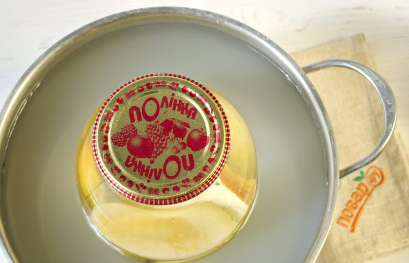 1. Этап. Компот из груш на зиму: 4. Поставьте банки стерилизоваться в горячую воду. Вода должна доходить до «плечиков банки». Под банку лучше подложить полотенце, сложенное вдвое. Доведите воду до кипения, стерилизуйте банку в течение 15 минут. Закатайте крышку.