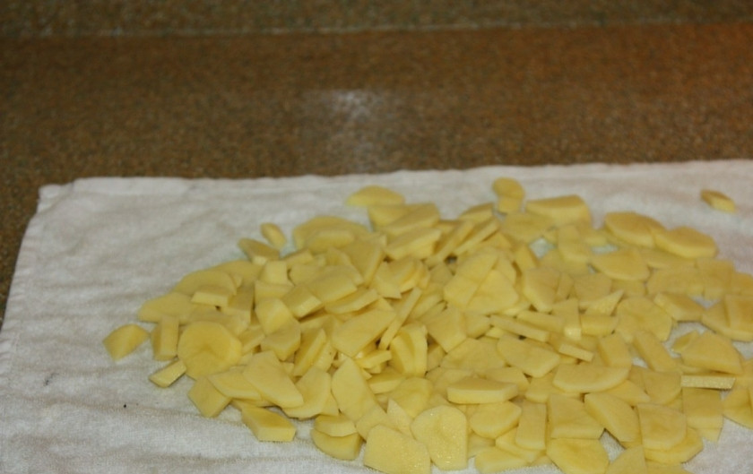 1. Этап. Конгрио в духовке: 2. Нарезаем картофель, промакиваем его полотенцем или салфеткой, чтобы впиталась лишняя жидкость. Пока маринуется наша рыба, мы поджарим немного картофель.