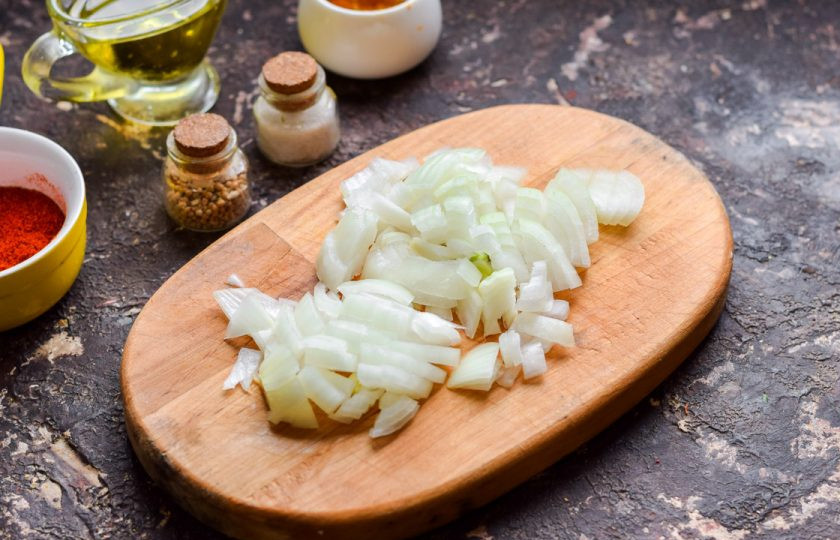 1. Этап. Постный томатный суп: Лук очистите, сполосните, нарежьте кубиками.