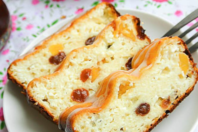 1. Этап. Запеканка из творога с манкой: 4. Поставьте в разогретую до 180 градусов духовку на 45-60 минут. Следите за процессом, чтобы запеканка не пригорела, но и хорошо пропеклась внутри. Проверяю я всегда обычным способом - при помощи спички или ножа. По желанию, готовую запеканку можно полить сгущенным молоком или вареньем или просто притрусить сахарной пудрой.