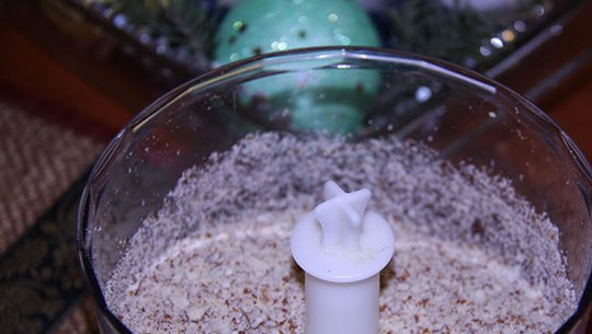 1. Этап. Пахлава из слоеного теста: Поскольку тесто у нас уже готовое, то мы начинаем с приготовления так сказать начинки. Прежде всего, нам необходимо измельчить орехи при помощи блендера (не забудьте оставить пару штучек для украшения). Далее мы взбиваем яичные белки вместе с сахаром до густой пены, и аккуратно перемешиваем их с измельченными орехами.