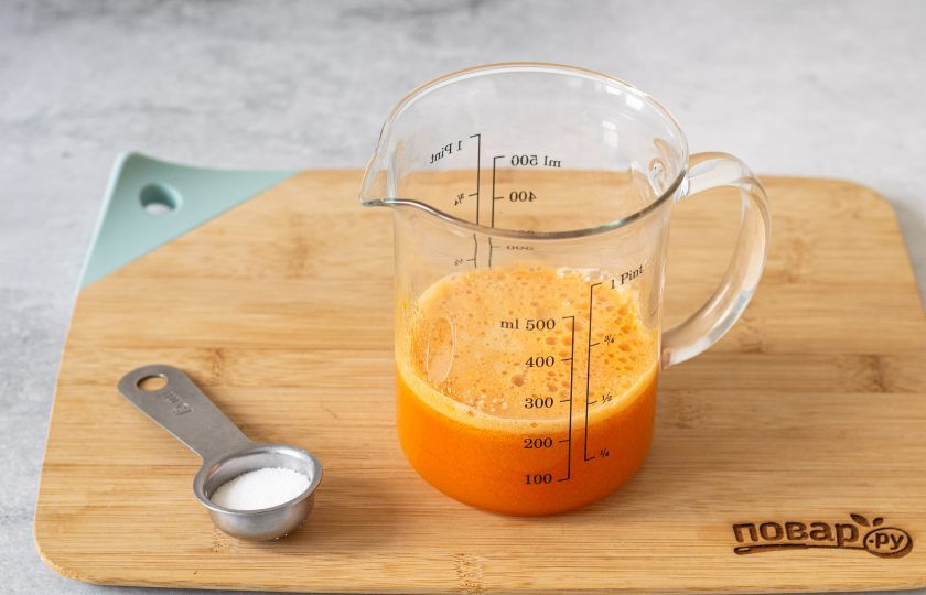 1. Этап. Тыквенный фреш: Соедините яблочный и тыквенно-морковный сок, добавьте подсластитель по вкусу.