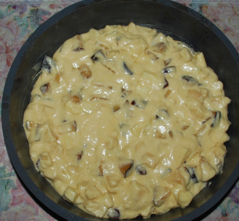 1. Этап. Сладкий пирог на скорую руку: Тесто переливаем в форму.