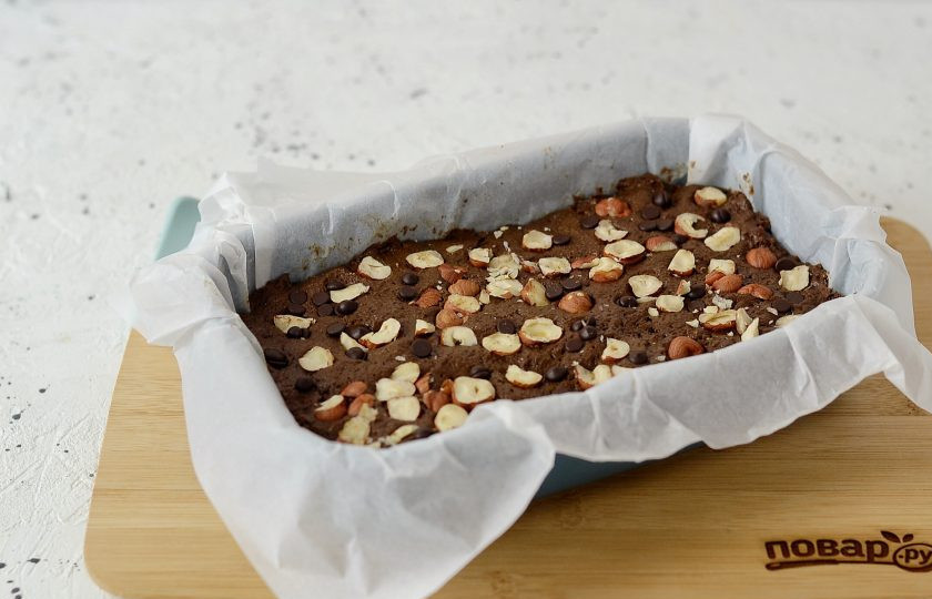 1. Этап. Брауни без глютена: Влейте получившееся тесто в застеленную пергаментом форму для выпечки. Дополнительно брауни можно украсить шоколадными каплями и измельченными орехами. Выпекайте пирог при температуре 175 градусов около получаса.