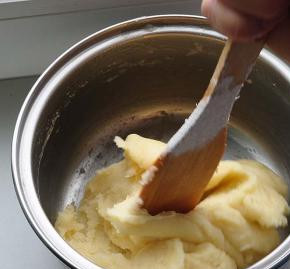 1. Этап. Булочки из заварного теста: 2. Затем вливаем воду и доводим до кипения, после чего всыпаем муку — и снимаем с огня. Быстро замешиваем тесто при помощи деревянной лопатки.