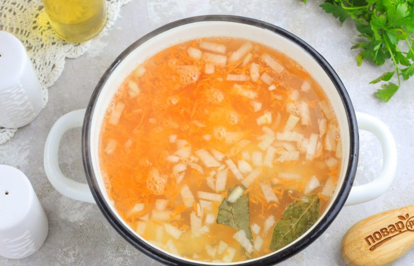 1. Этап. Суп из индейки с зеленым горошком: Влейте горячую воду и отварите все в течение 25-30 минут до готовности филе. Если захотите добавить и другие овощи, то учитывайте время их варки.