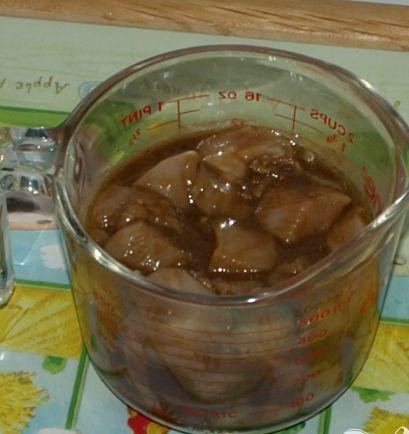 1. Этап. Курица в бальзамическом уксусе: 1. Нарезать куриное филе кубиками. Мелко нарезать или раздавить чеснок. Добавить оливковое масло ,бальзамический уксус и горчицу в миску и хорошо перемешать вилкой. Добавить курицу в смесь и еще раз хорошо перемешать, так чтобы все кусочки курицы были покрыты маринадом. Поставить замаринованную курицу в холодильник на 2 часа. Если у Вас есть возможность дать курице промариноваться дольше, так даже лучше. Курицу можно держать в маринаде до шести часов.