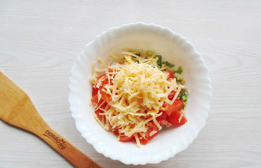 1. Этап. Салат с фасолью, курицей и помидорами: Твердый сыр натрите на терке, выложите в салат.