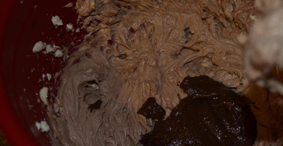 1. Этап. Торт Киевский классический: 16. По ложке добавляйте шоколадный крем, продолжая взбивать.