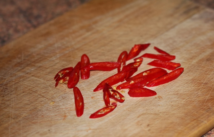 1. Этап. Тушеная свиная корейка: Мелко порежьте острый перец.