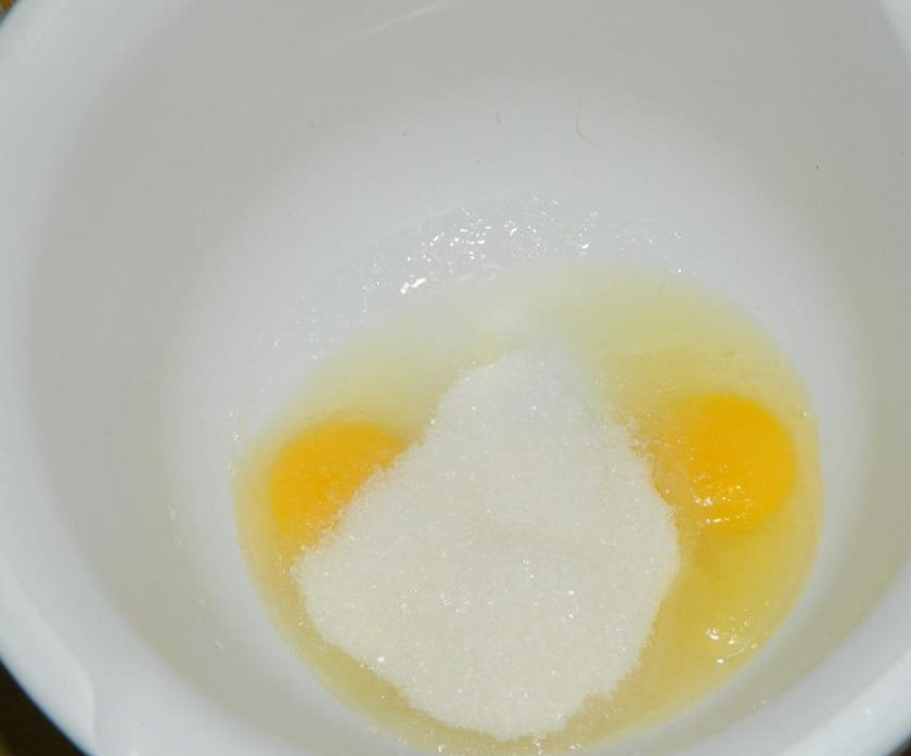 1. Этап. Торт для свекрови: Взбейте яйца с сахаром в пышную массу.