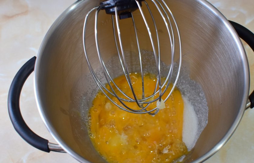 1. Этап. Лимонно-маковый торт: Для приготовления бисквита соедините яйца с сахаром и начинайте их взбивать, постепенно увеличивая мощность миксера до максимальной. Взбивайте до получения пышной светлой массы.