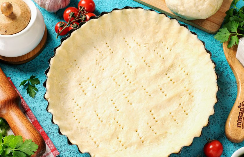 1. Этап. Песочное тесто на маргарине для пирога: Из готового теста получается два открытых пирога диаметром 18-22 см. или один большой закрытый пирог. Разделите тесто на две части, раскатайте, выложите начинку и накройте второй половиной. После чего защипните края, сделайте сверху проколы вилкой для выхода пара и готовьте при температуре 180 градусов до золотистого цвета. Если будете готовить киш, то предварительно основу выпекать не нужно. Просто наколите тесто вилкой и выложите сверху начинку. Если необходимо по рецепту, залейте заливкой. Удачных вам кулинарных экспериментов!