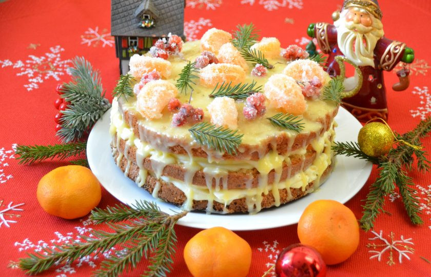 1. Этап. Мандариновый торт на Новый год: Для декорирования торта сначала сделайте шоколадные подтеки по верхней части, а затем остатками шоколада залейте верх торта. Выложите засахаренные мандариновые дольки. Можно точно так же, как поступали с дольками мандарина, засахарить кисточки рябины или калины. Для декора украсьте веточками живой ели. Нарядный и красивый торт готов.