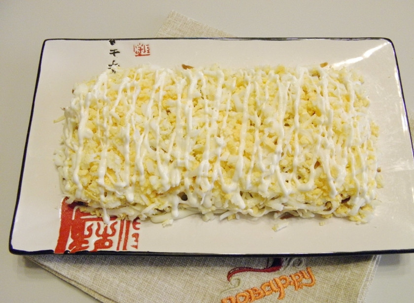 1. Этап. Салат Всем нравится: Следующий слой салата - тертые вареные яйца, майонезная сеточка, соль.