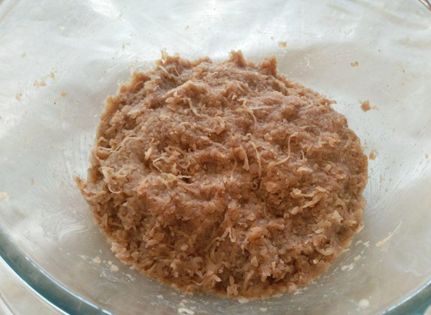 1. Этап. Гречневые зразы: Хорошо соедините компоненты фарша, вымешивая его руками. А при использовании отварной гречневой крупы предварительно разомните её ложкой или картофелемялкой, после чего добавьте картофель и проделайте аналогичные действия.